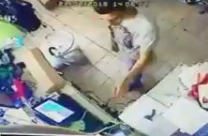  بالفيديو: سرقة هاتف خليوي "ايفون 6" من محلات رامي عبده للدراجات في يافا